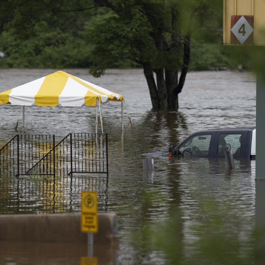 Extreme weather, U.S. funding cuts add pressure for Canada's weather service: report